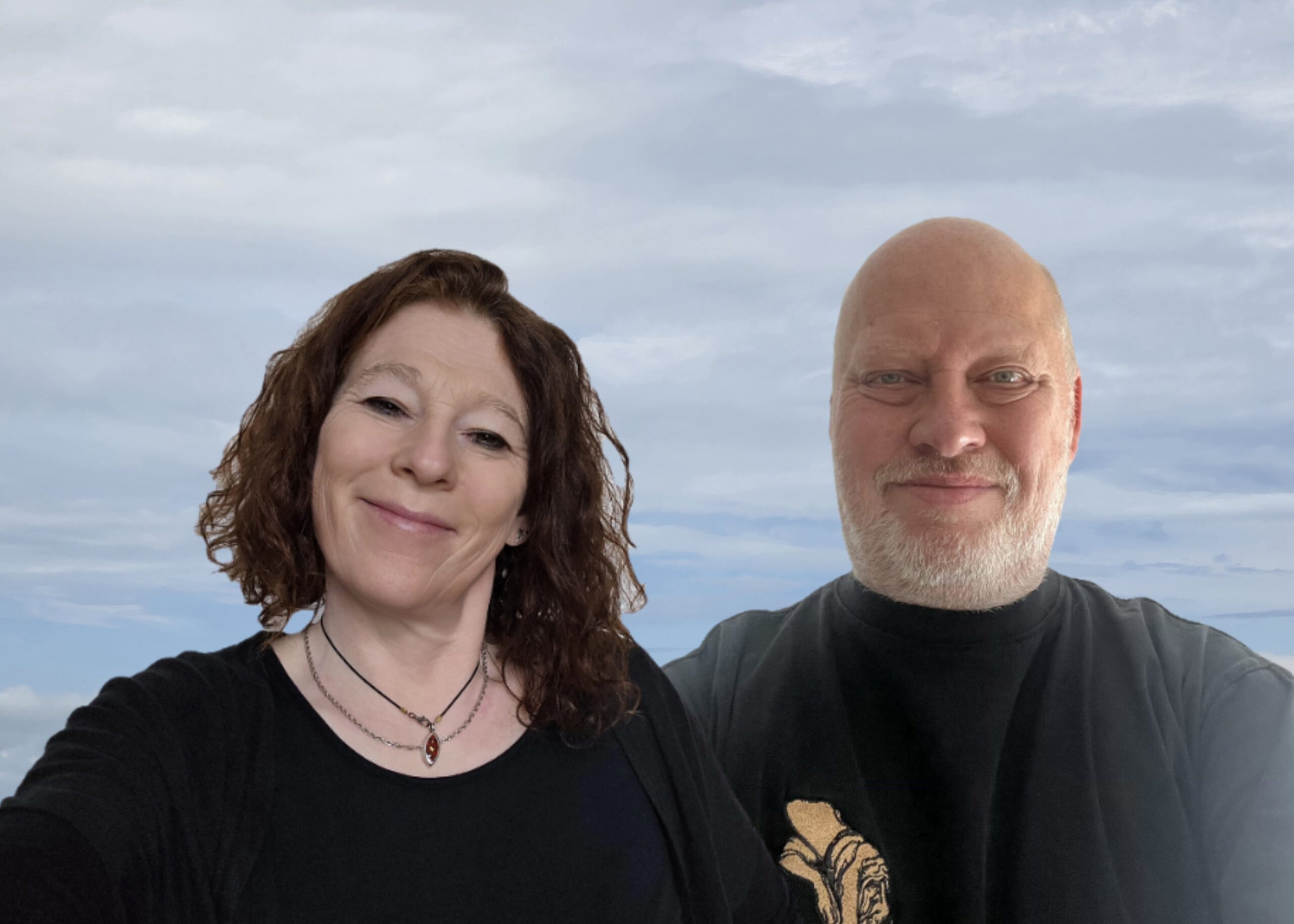 Die Referenten Caro und Stefan schauen freundlich in die Kamera.